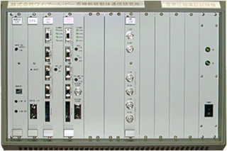 筐体に挿入されたユニット - 音声コーデック実証試験機